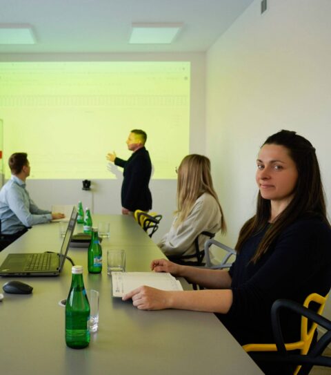 Person, die an einem internen Firmenmeeting sitzt